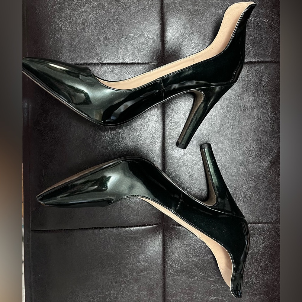 Mark. size 7 Emerald heels 💚